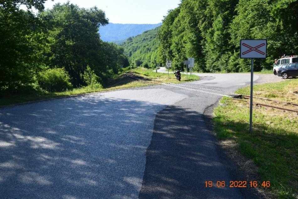 V OBRAZOCH: Opitý motorkár skončil na koľajisku