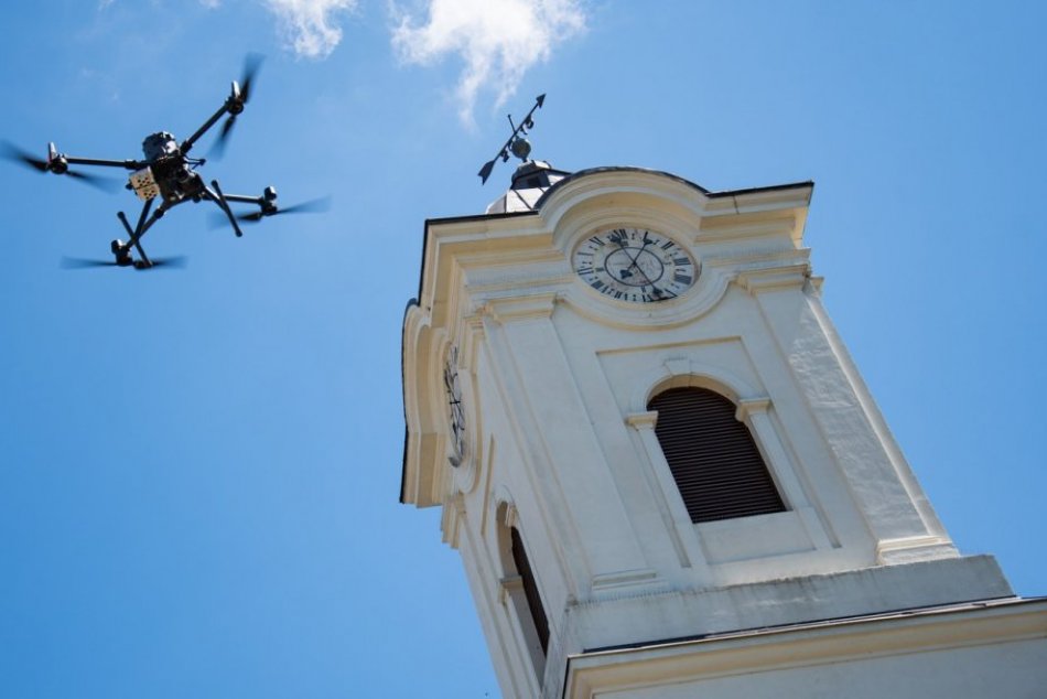 Objektívom: Solivar obsadili traktory aj drony