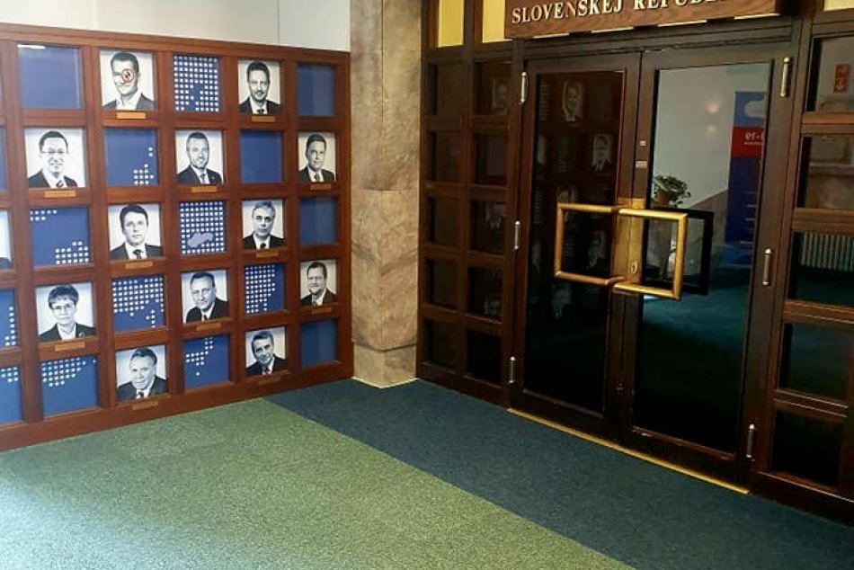 Nálepka cez tvár Matoviča