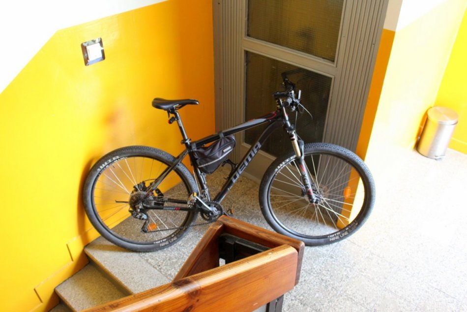 Zaplnené schodiská v bytových domoch