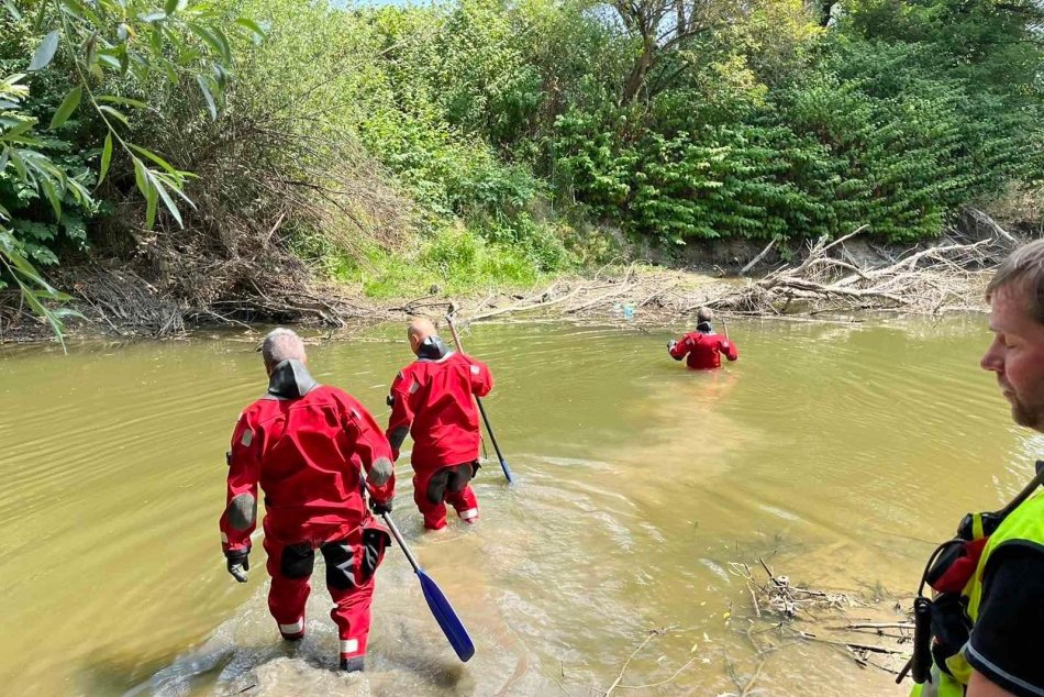 FOTO: Polícia, psovodi so psami a hasičskí potápači pátrajú po chlapcovi