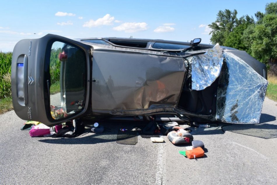 Auto spravilo pri nehode niekoľko kotrmelcov