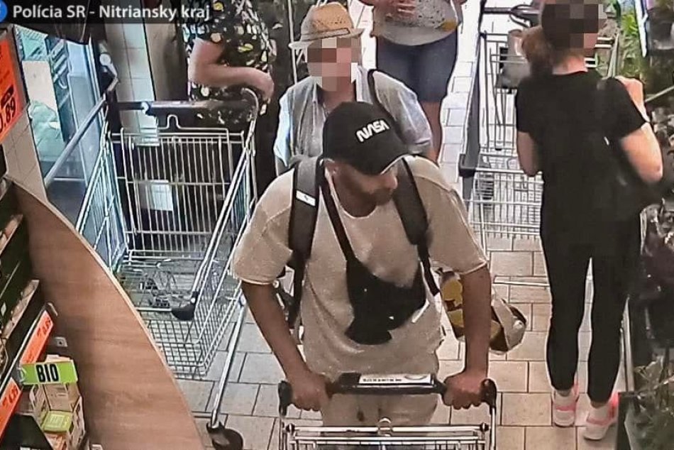 Polícia hľadá muža zo záberov