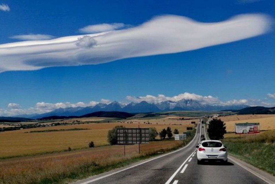 Objektívom: Ľudí na oblohe zaujal obrovský mrak