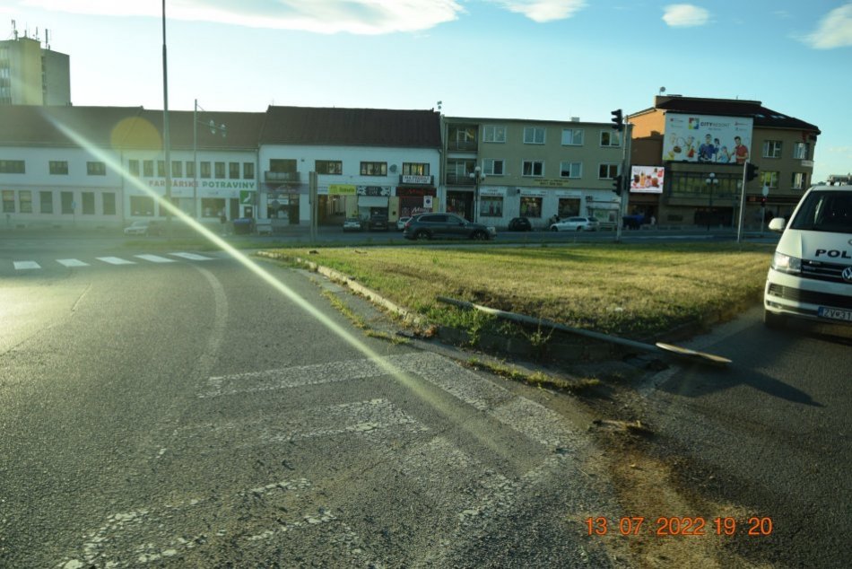 V OBRAZOCH: Nehoda na frekventovanej križovatke vo Zvolene