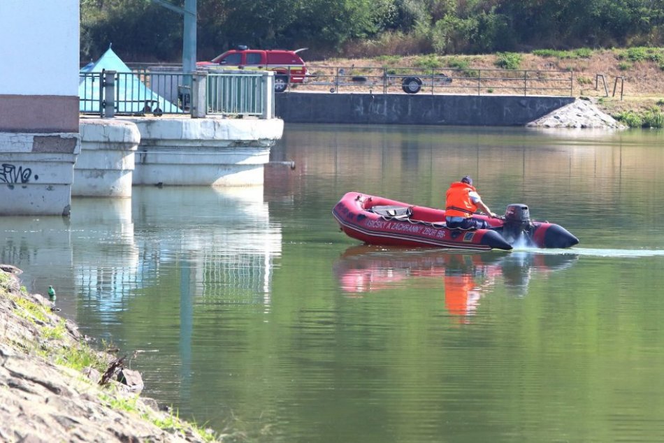V OBRAZOCH: Vo vodnej nádrži vo Zvolene hľadajú utopenú osobu