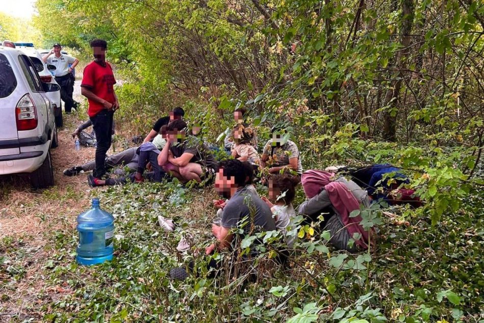 V rukách novozámockých policajtov skončilo 16 migrantov