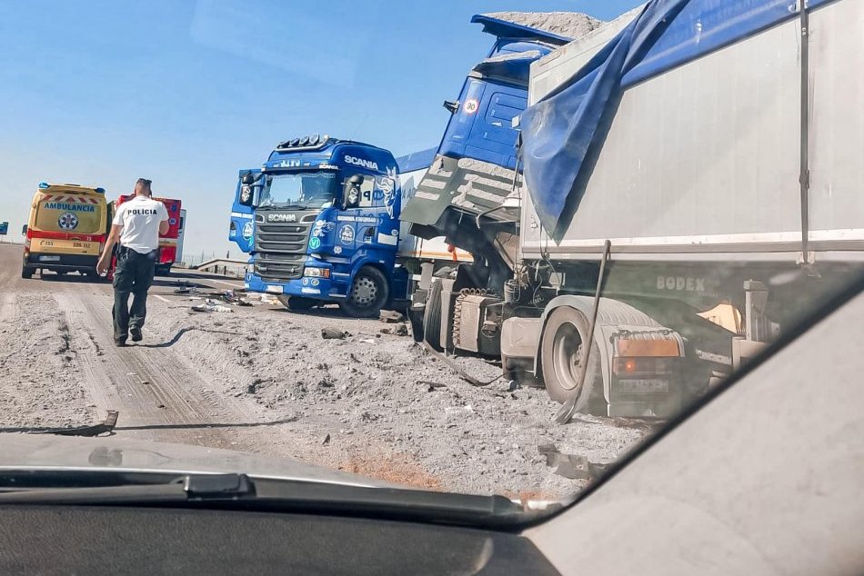 Na R1 pred Nitrou do seba vrazili DVA kamióny: Vodiča vymrštilo za zvodidlá