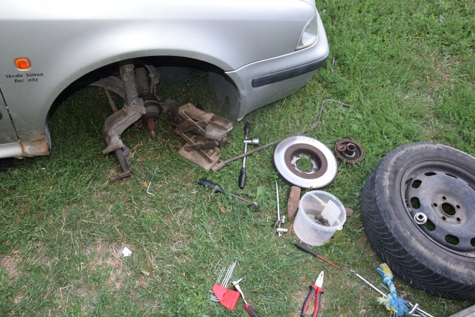 V OBRAZOCH: Na mladíka spadlo auto