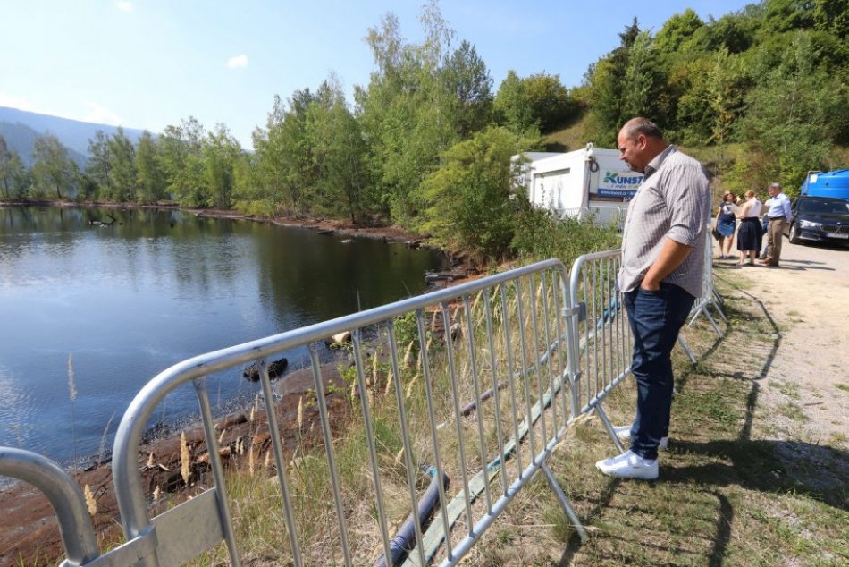 V OBRAZOCH: Z gudrónových jám nad obcou Predajná odčerpali státisíce litrov vody