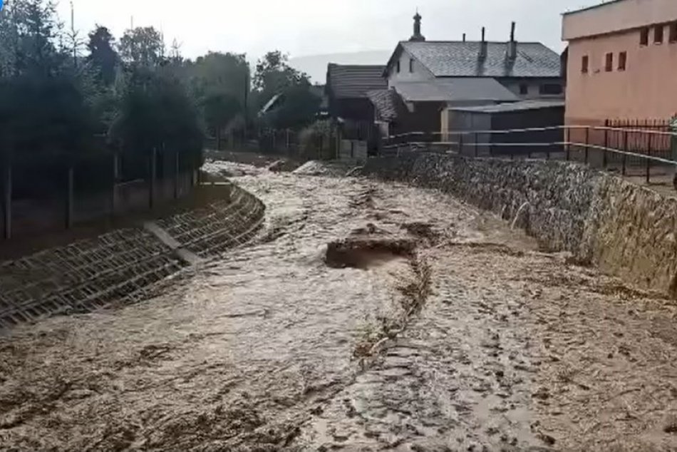 Objektívom: Stav na cestách po búrke na diaľnici i ďalších lokalitách východu