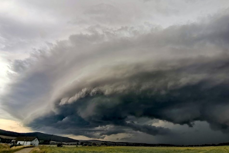 Objektívom: Masívny Shelf cloud vyvolával na východe poriadny rešpekt