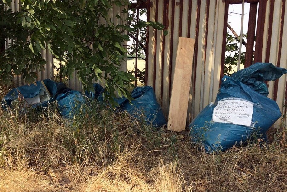 Vrecia s odpadom niekto vyhodil vedľa cesty: TOTO mu odkazujú ľudia, FOTO