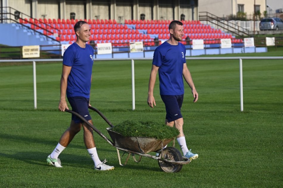 FOTO: Futbalisti Tj Partizán Domaniža v predvečer zápasu s Katarom