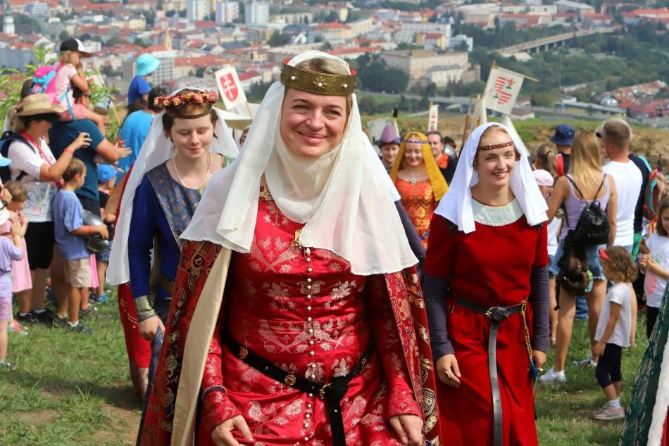 V OBRAZOCH: Stredoveká kráľovská svadba na Pustom hrade