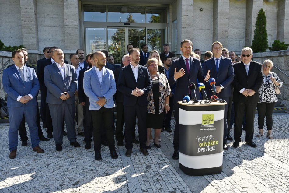Objektívom: Tlačovka OĽaNO v Prešove pred úradom PSK