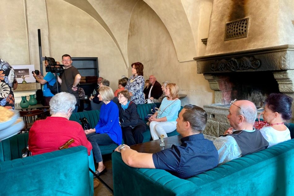 V OBRAZOCH:  Na Námestí SNP pribudla pamätná tabuľa skladateľovi Stračinovi