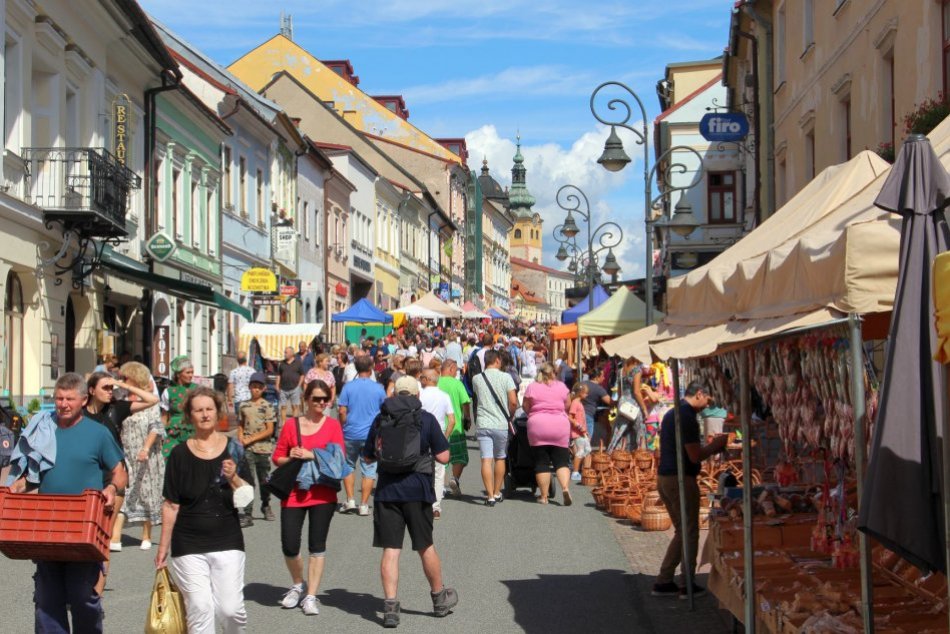 V OBRAZOCH: Stánky a kolotoče Radvanského jarmoku pritiahli davy ľudí