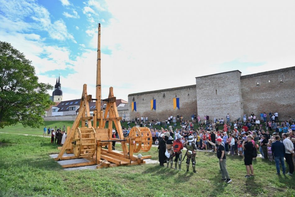 V Trnave odhalili repliku stredovekého katapultu