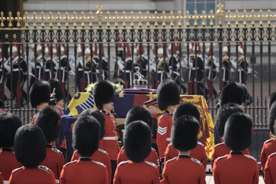 Sprievod s rakvou kráľovnej Alžbety II.