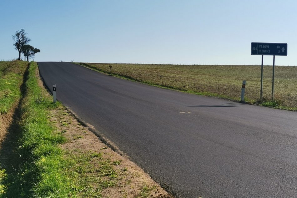 Vynovená cesta medzi obcami Naháč a Dechtice
