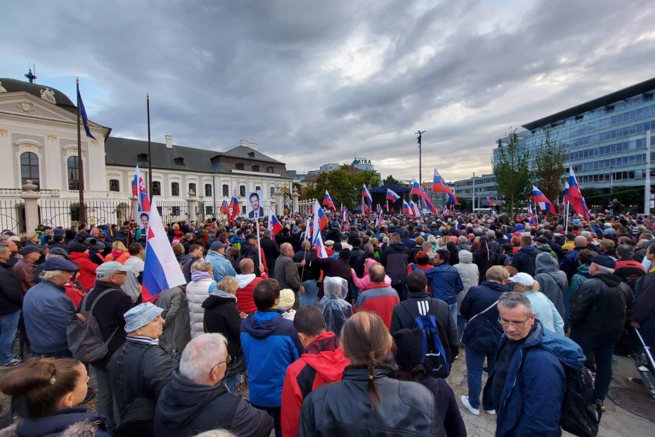 FOTO: Protivládny protest pred Prezidentským palácom