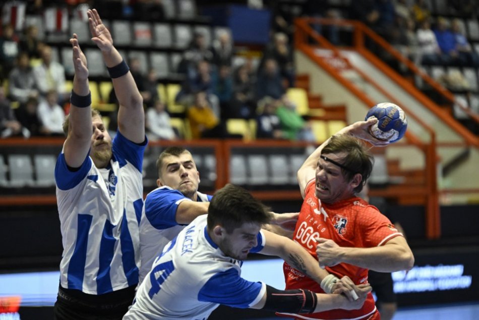 FOTO: Považská Bystrica zdolala Hlohovec 32:21 a potvrdila post lídra