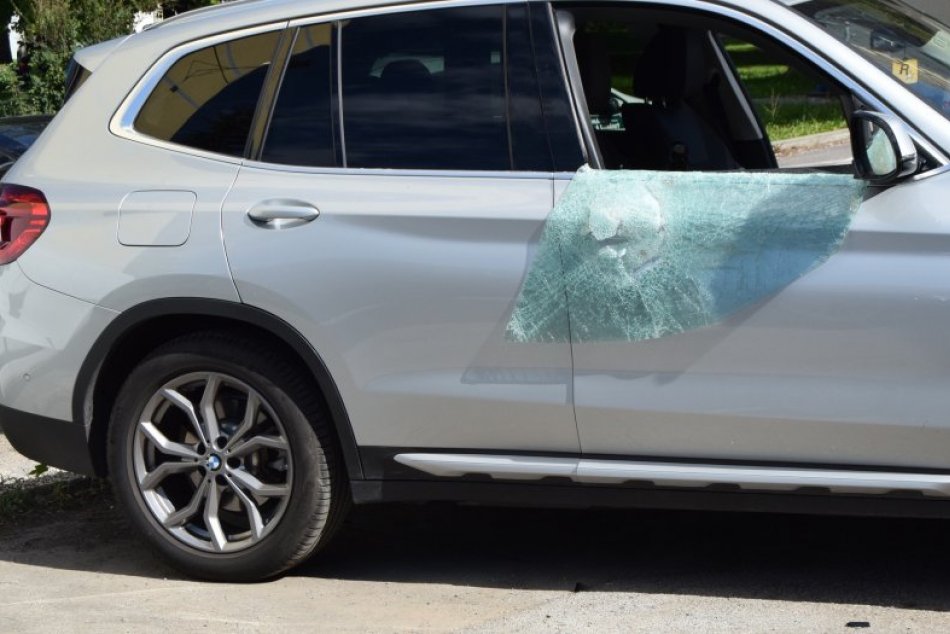 V OBRAZOCH: Mladý Bystričan sa mal vlámať do vyše 10 áut