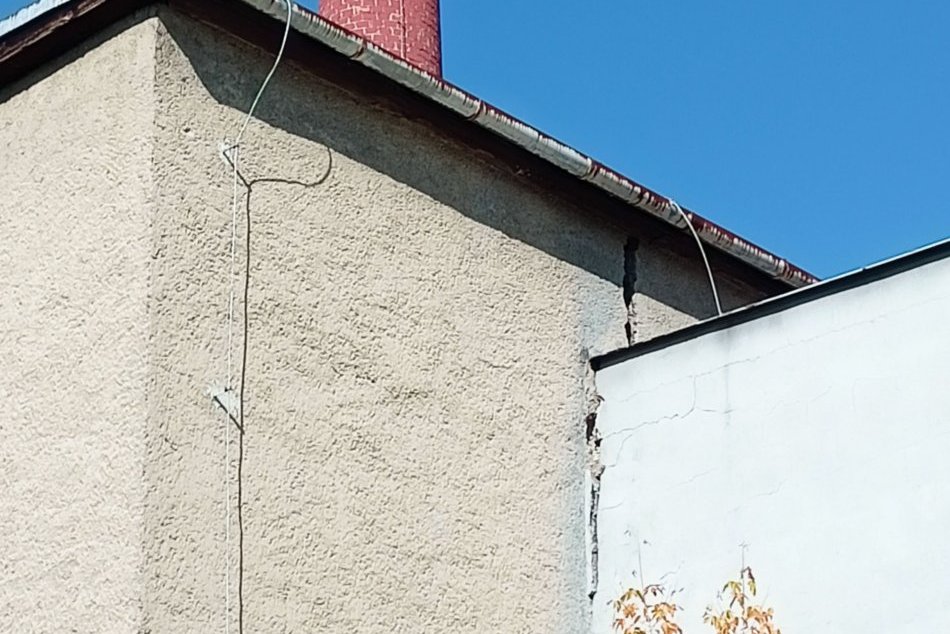 V OBRAZOCH: Pri zvolenskej nemocnici uzatvorili časť cesty a chodníka