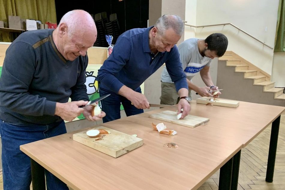 V OBRAZOCH: Primátor Nosko triumfoval v krájaní cibule