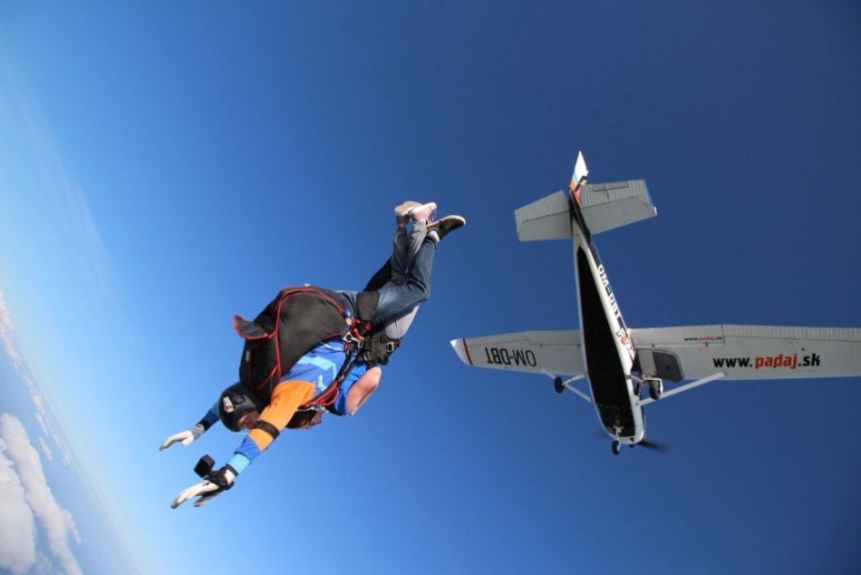 V OBRAZOCH: Ján plní ľuďom sny o zoskokoch na padákoch
