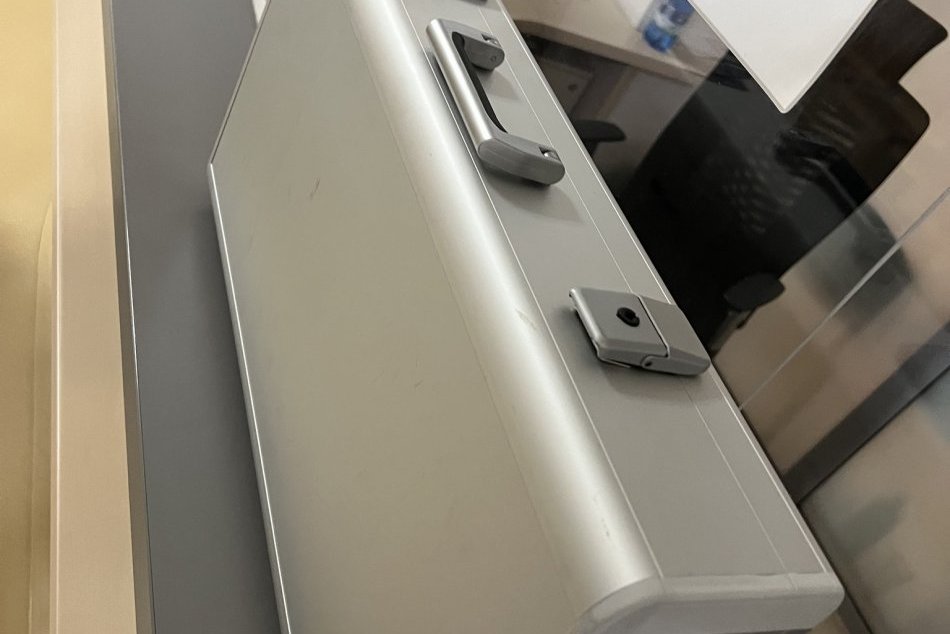 V OBRAZOCH: Podozrivý kufrík vyvolal rozruch v bystrickej nemocnici