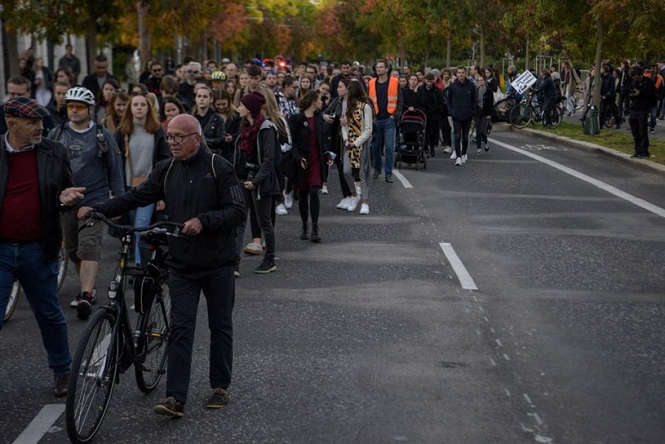 Na viacerých miestach v Bratislave si uctili pamiatku obetí dopravnej nehody