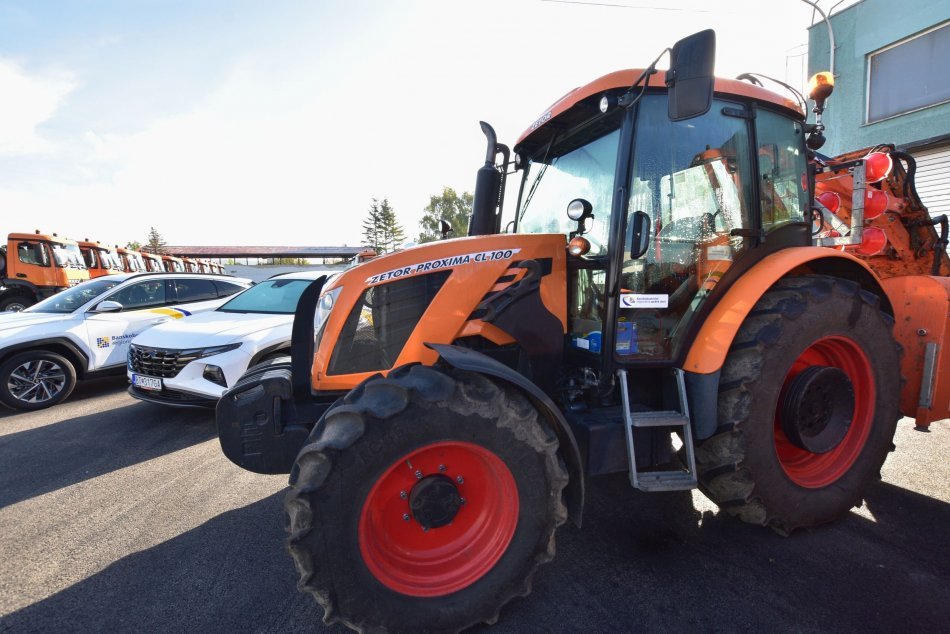 V OBRAZOCH: Zimnú údržbu ciest v BBSK bude zabezpečovať nová technika