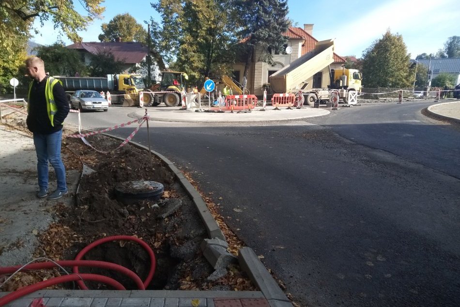 V OBRAZOCH: Pokládka nového asfaltu pri Mestskom parku