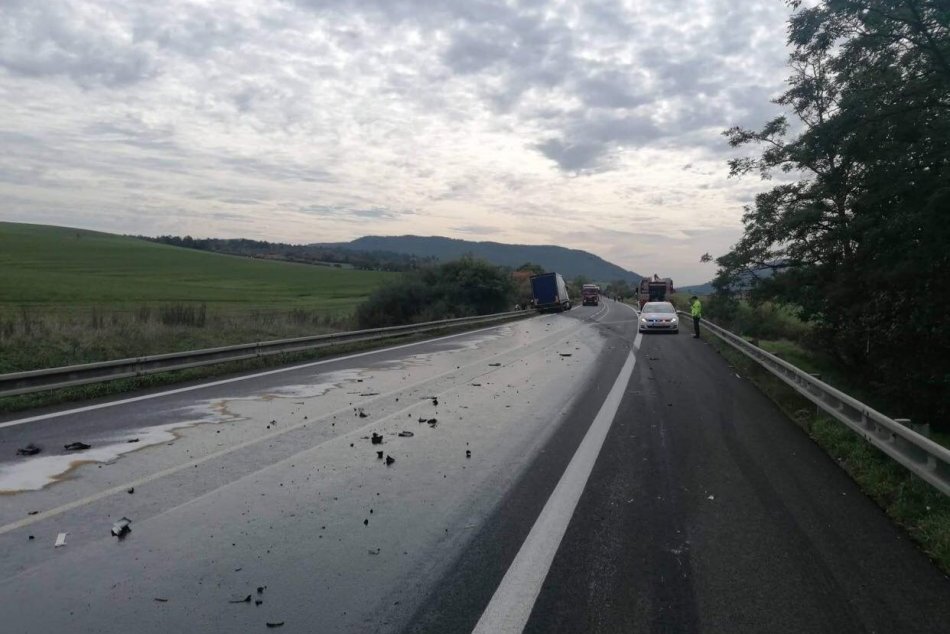 Objektívom: Čelná zrážka kamióna a osobného auta
