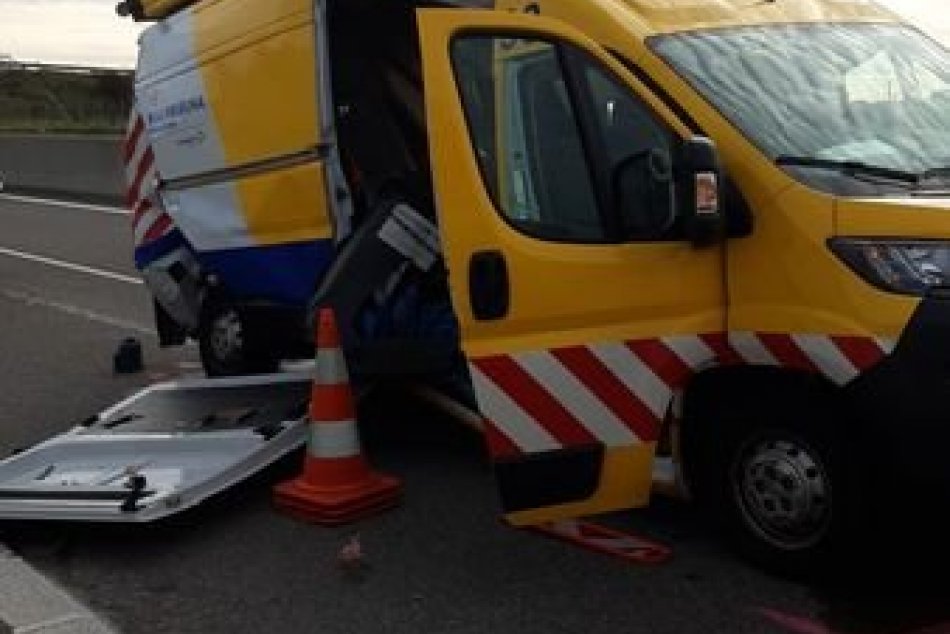 Žena na R1 zdemolovala auto cestárov