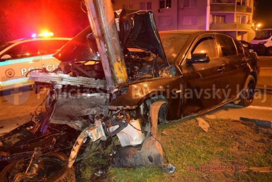 Opitý vodič narazil do stĺpa osvetlenia