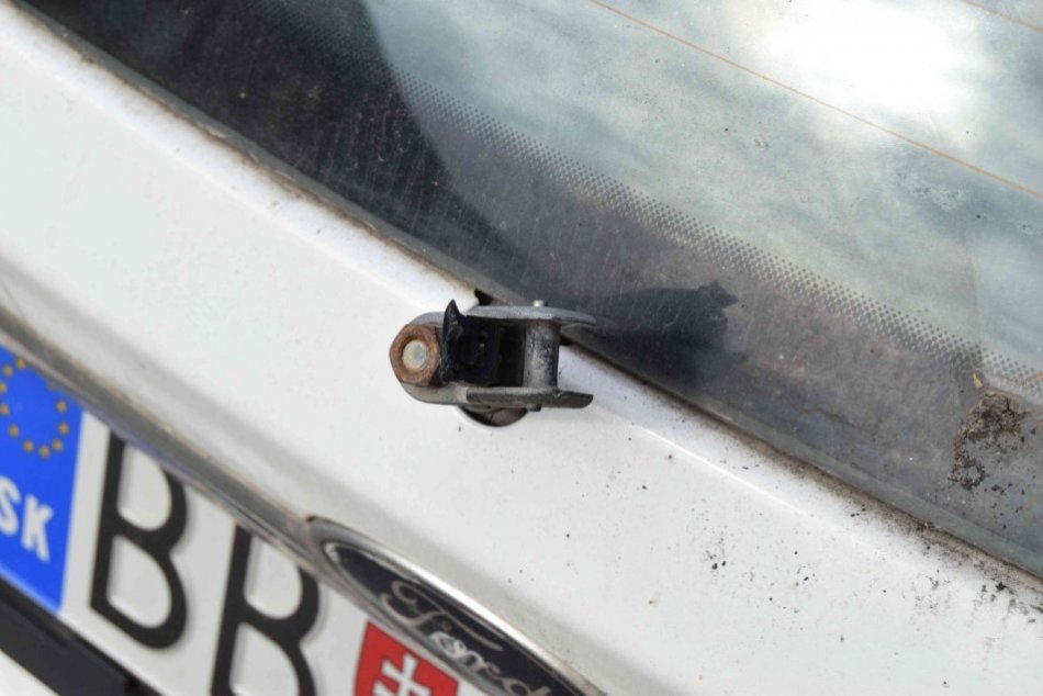 V OBRAZOCH: Vandal oblámal stierače na 11 autách