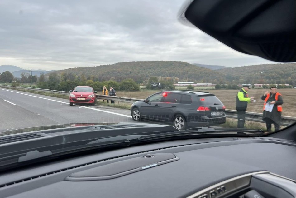 V OBRAZOCH: Prvé zábery z nehody na rýchlostnej ceste R1