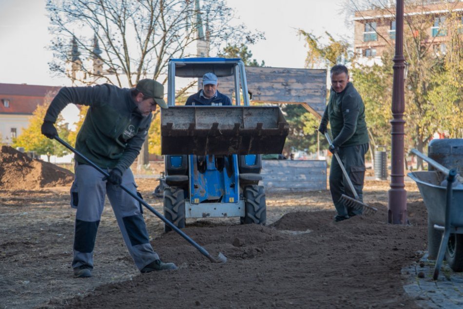 Parčík pri divadle zrovnali: Vyrastú tam kvety, trávnik aj nové stromy