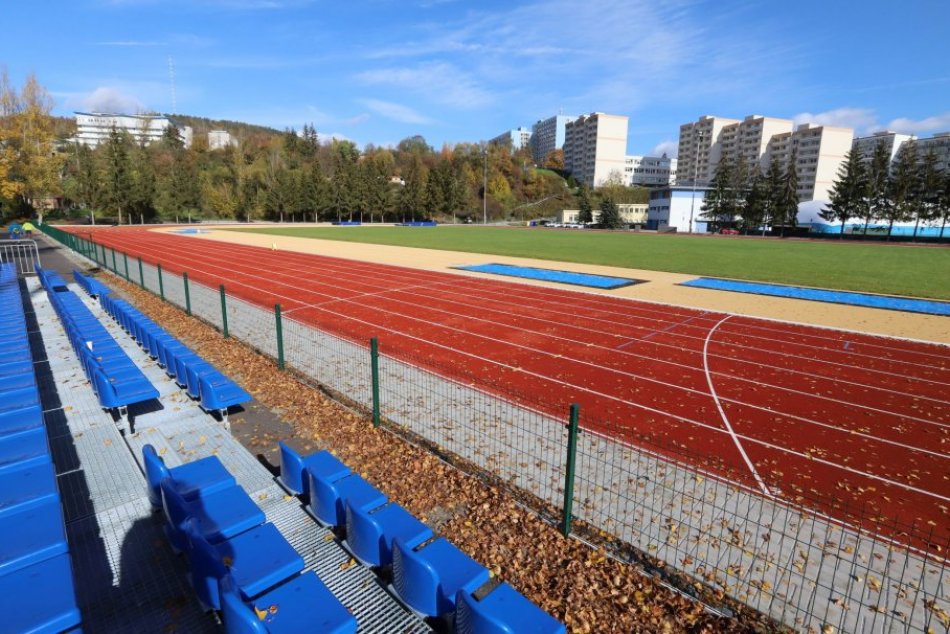 V OBRAZOCH: Otvorenie atletického štadióna Univerzity Mateja Bela