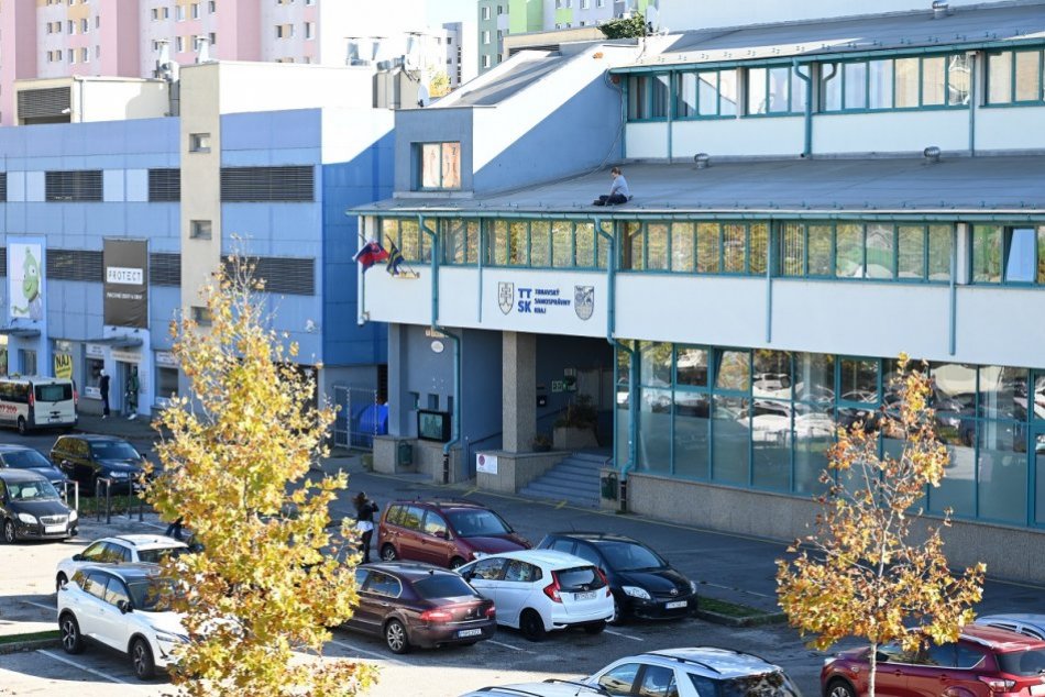 Šéf Trnavskej asociácie sluchovo postihnutých protestoval na streche