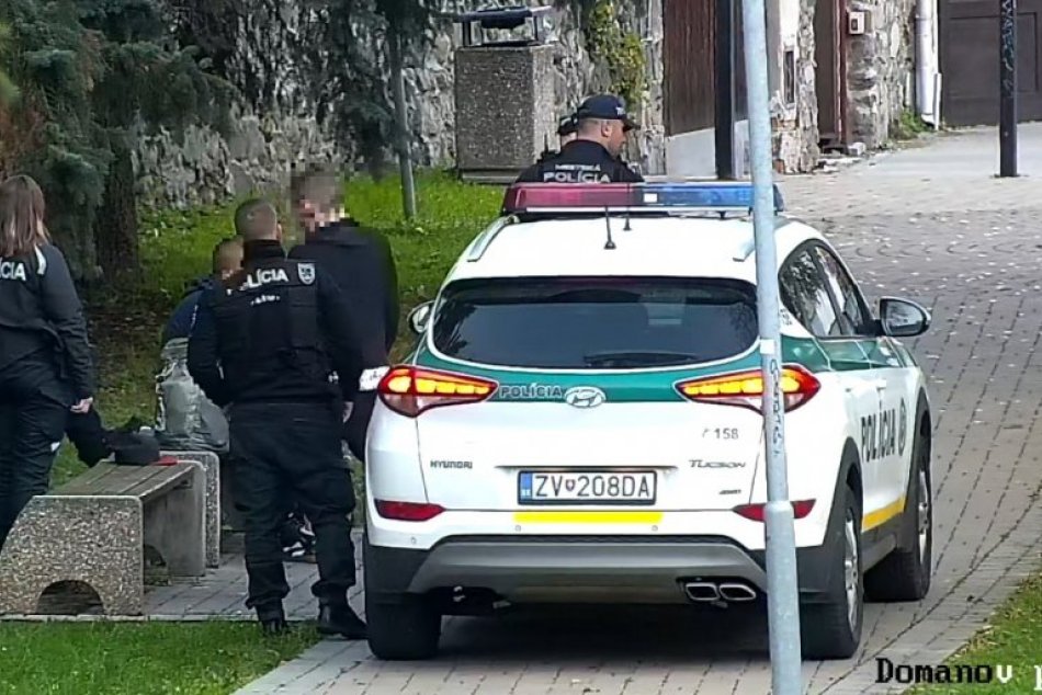 V OBRAZOCH: Kamerový systém zachytil trojicu mladíkov priamo pri čine