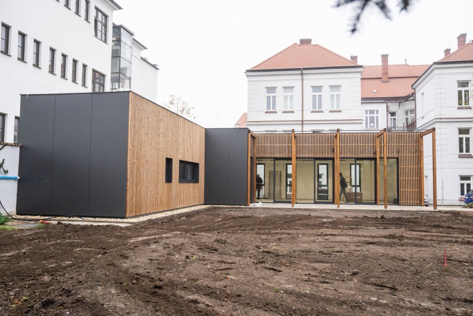 Letná čitáreň v záhrade Knižnice Juraja Fándlyho v Trnave