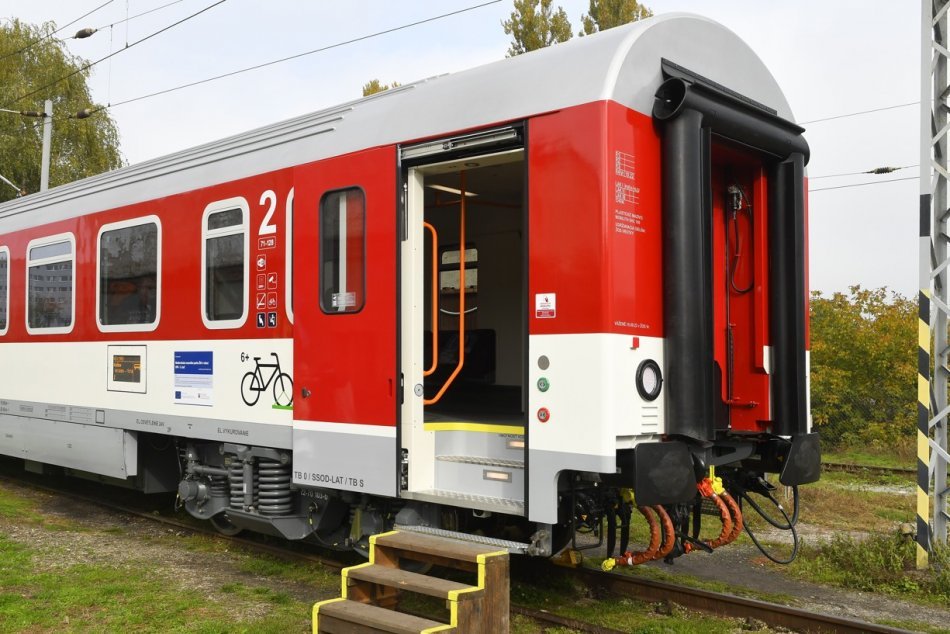 Objektívom: Nové osobné vozne budú jazdiť aj na východe