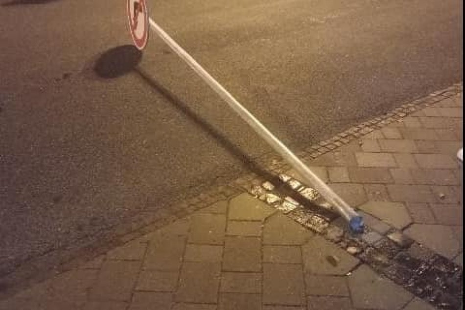 V OBRAZOCH: Mladík v Bystrici zlomil dopravnú značku