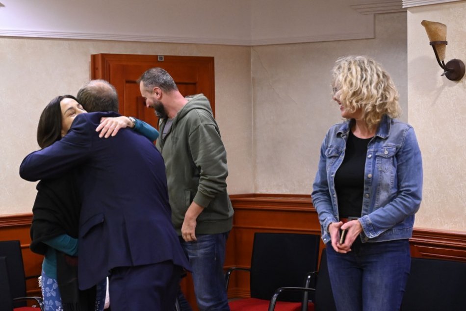 FOTO: Znovuzvolený primátor Trenčína Richard Rybníček reaguje na volebné výsledk