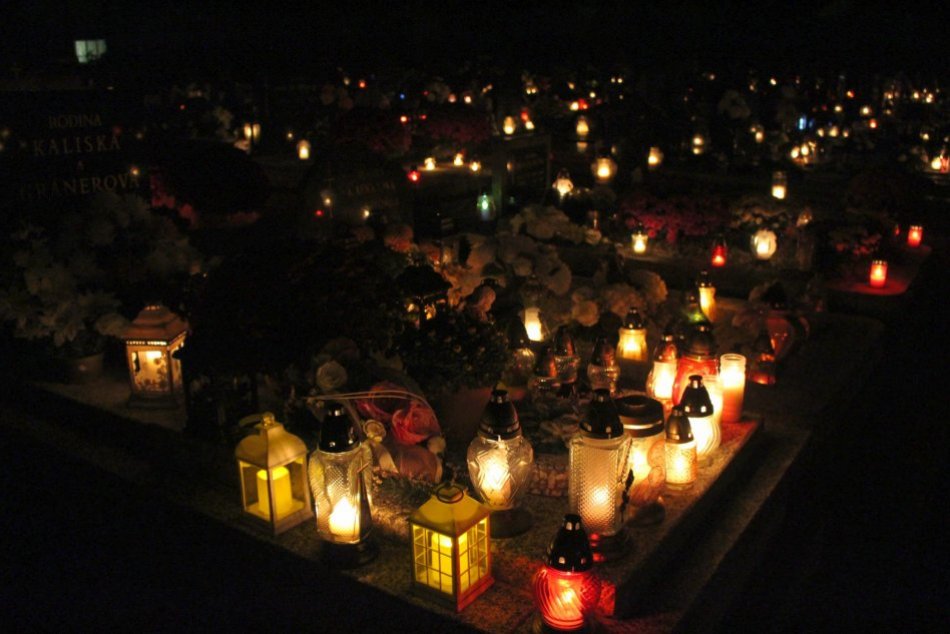 V OBRAZOCH: Dušičky na banskobystrických cintorínoch