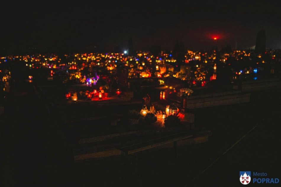 Objektívom: Popradské cintoríny rozžiarili sviečky či kahance